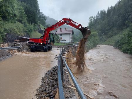 Čiščenje vozišča_Foto Jure Gantar